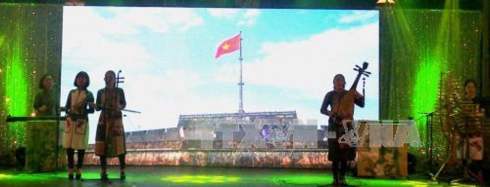 ruc ro sac mau ngay van hoa viet nam tai ao