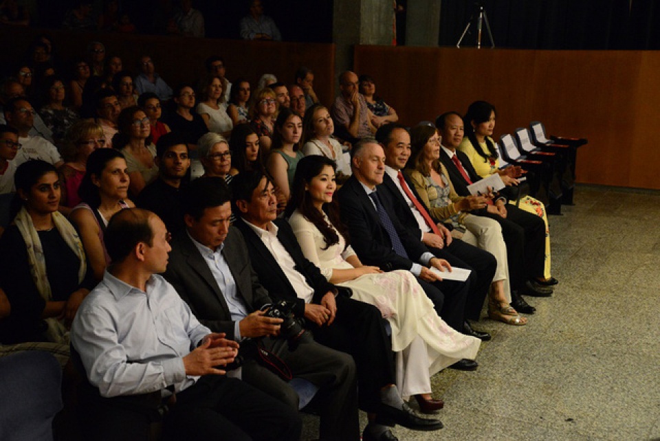 nhung sac mau viet nam den tay ban nha