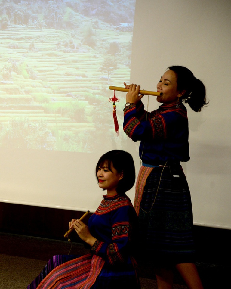 nhung sac mau viet nam den tay ban nha