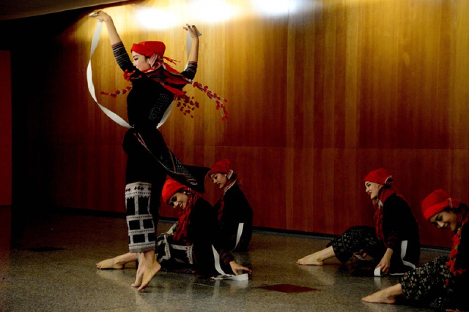 nhung sac mau viet nam den tay ban nha