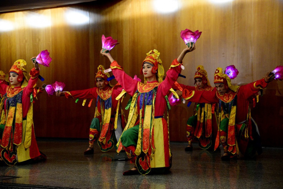 nhung sac mau viet nam den tay ban nha