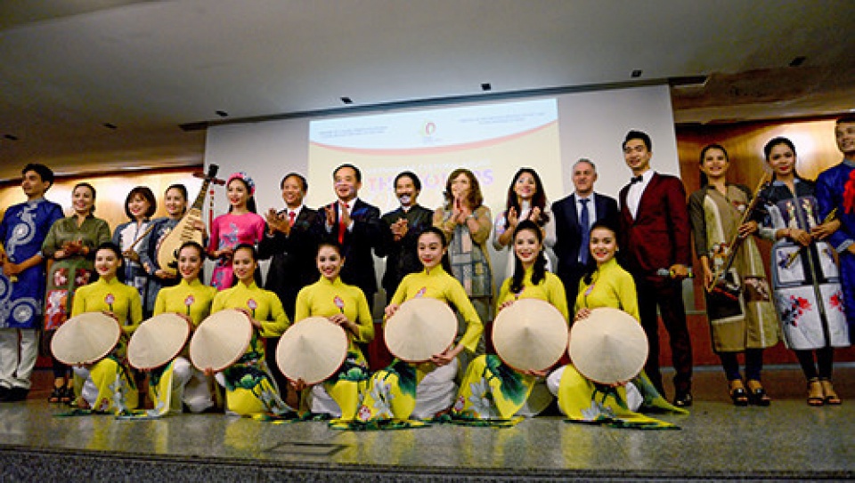 nhung sac mau viet nam den tay ban nha