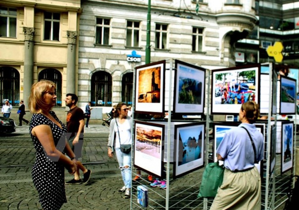 Triển lãm ảnh về chủ quyền biển đảo Việt Nam tại Cộng hòa Czech trien lam anh ve chu quyen bien dao viet nam tai cong hoa czech