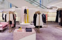 uniqlo sap ra mat may ban quan ao tu dong