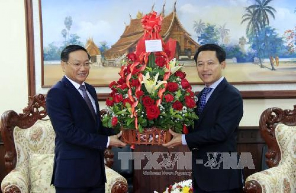 lanh dao viet nam gui hoa va dien mung toi lanh dao lao