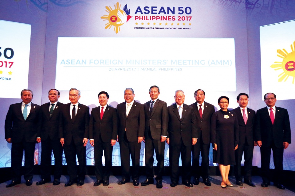 Vì một ASEAN vững mạnh, lấy con người làm trung tâm vi mot asean vung manh lay con nguoi lam trung tam