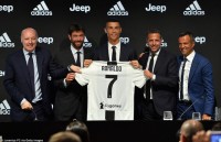 rung fan vay quanh ronaldo trong buoi tap cung juventus