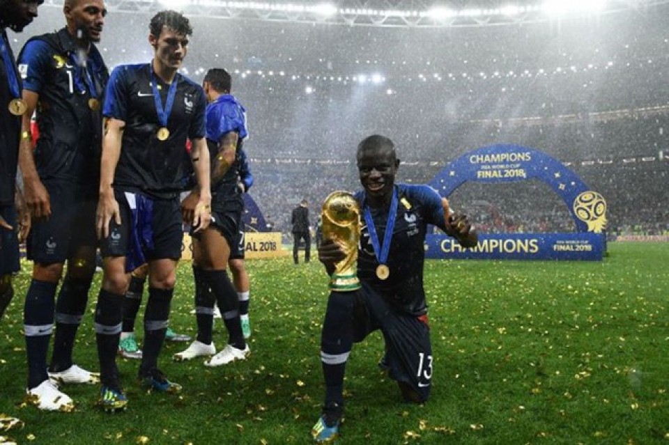 Tiền vệ Pháp hay nhất thế giới từng phải đi nhặt rác kiếm tiền tien ve phap hay nhat the gioi tung phai di nhat rac