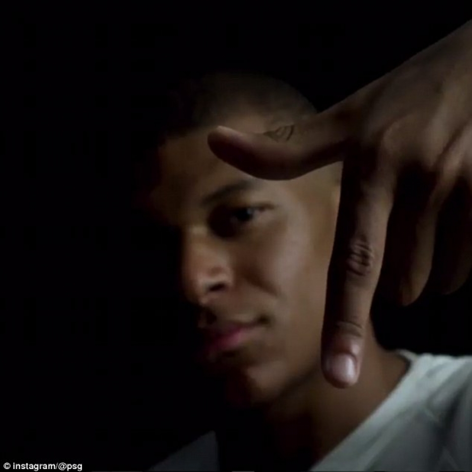 mbappe ra mat ao so 7 hoanh trang