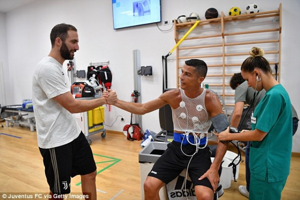 ronaldo tai ngo higuain trong ngay tro lai juventus