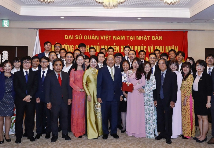 thu tuong gap go can bo nhan vien dai su quan va cong dong nguoi viet nam tai nhat ban