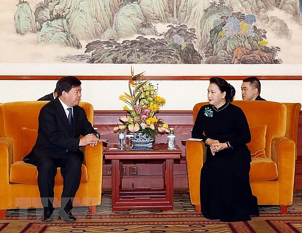 chu tich quoc hoi gap go can bo nhan vien dai su quan viet nam tai trung quoc