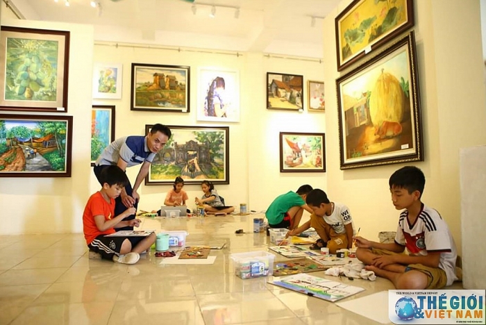 Phía sau bức họa Làng họa sỹ Cổ Đô. Ghi chép của phóng viên TG&VN. phia sau buc hoa lang hoa sy co do ghi chep cua phong vien tgvn