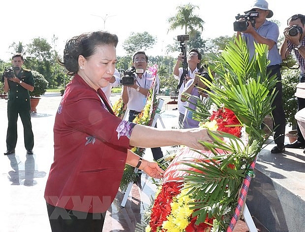 chu tich quoc hoi nguyen thi kim ngan du le trao bang to quoc ghi cong tai vinh long