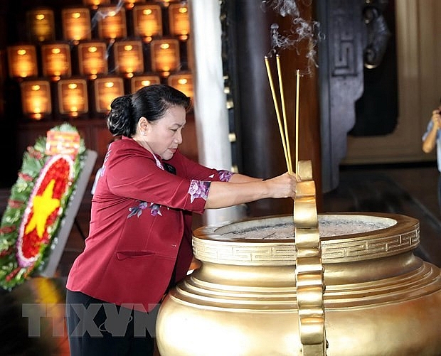 chu tich quoc hoi nguyen thi kim ngan tuong niem cac anh hung liet sy tai tphcm