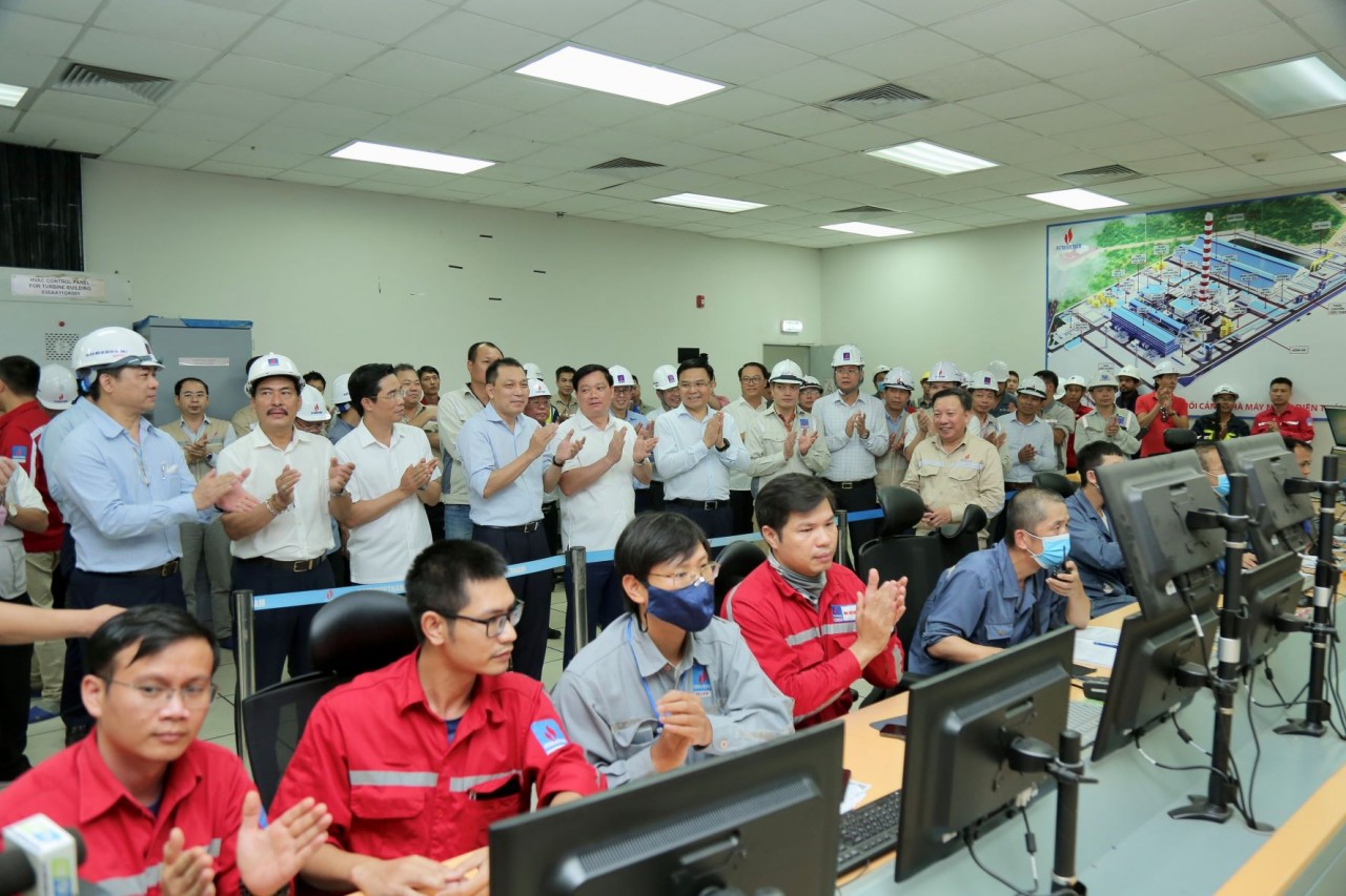 Lãnh đạo Bộ Công Thương, tỉnh Thái Bình, Petrovietnam chứng kiến mốc hòa lưới đồng bộ bằng than Tổ máy số 1, Nhà máy Nhiệt điện Thái Bình 2.