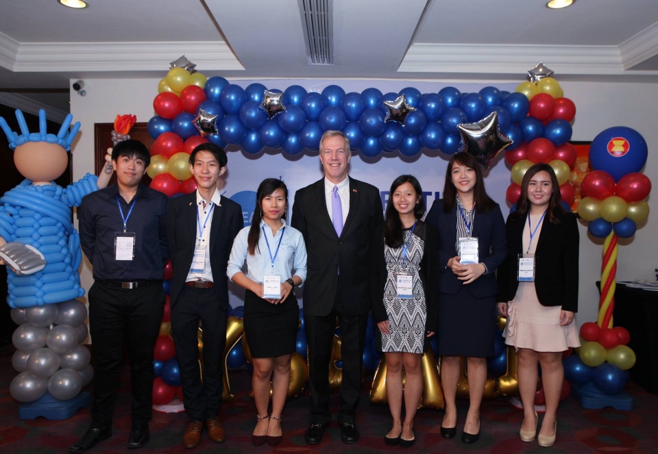 phai co ngoai ngu de ra the gioi