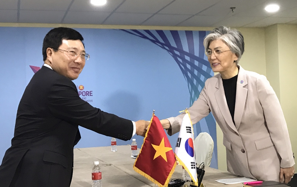 Phó Thủ tướng, Bộ trưởng Ngoại giao Phạm Bình Minh gặp Bộ trưởng Ngoại giao Hàn Quốc bên lề AMM-51 pho thu tuong bo truong ngoai giao pham binh minh gap bo truong ngoai giao han quoc ben le amm 51