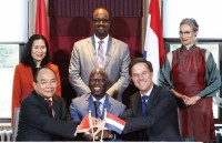 sinh vien viet lan toa van hoa que huong tai ha lan