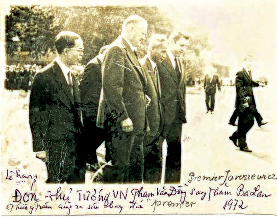 vai ky niem voi ngoai giao nuoc nha