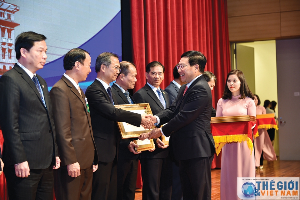 doi ngoai dia phuong doi moi tu duy de but pha