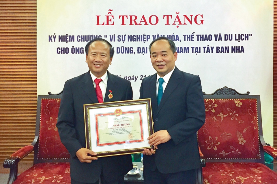 dai su ngo tien dung tu tinh yeu va long tu hao