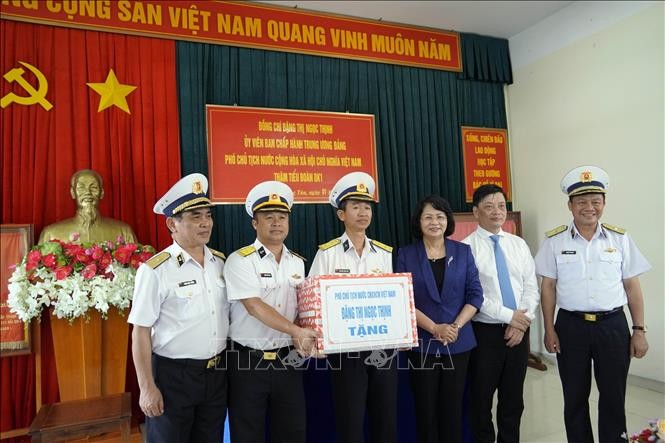 pho chu tich nuoc tham tang qua can bo chien si vung 2 hai quan