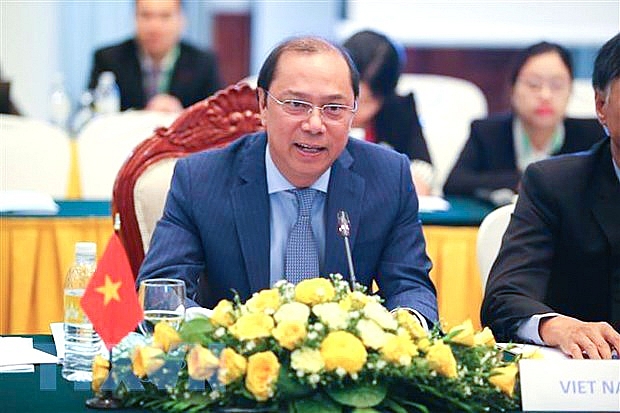 thu truong nguyen quoc dung dong chu tri cuoc hop som uy ban hon hop viet nam campuchia