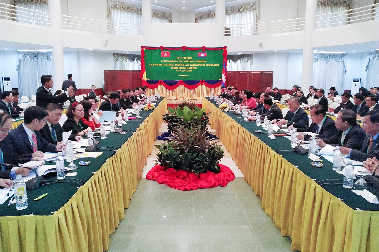 thu truong nguyen quoc dung dong chu tri cuoc hop som uy ban hon hop viet nam campuchia