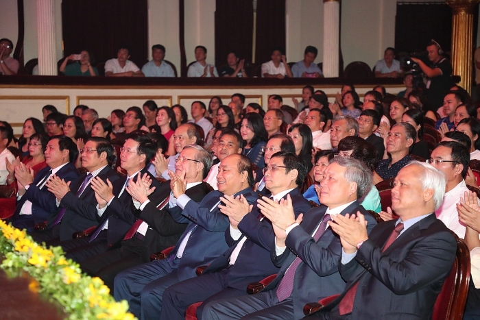 thu tuong du chuong trinh nghe thuat loi bac dan truoc luc di xa