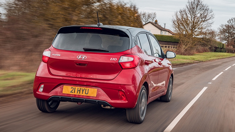 Phần đuôi xe Hyundai Grand i10 2021 có thiết kế sắc sảo hơn.