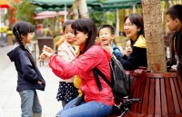 giao vien mam non tu may khau trang tang tre em ngheo khu cong nghiep