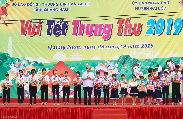 thu tuong nguyen xuan phuc tang qua trung thu cho tre em ngheo