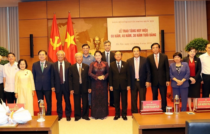 Chủ tịch Quốc hội dự Lễ trao tặng Huy hiệu 60 năm, 45 năm, 30 năm tuổi Đảng chu tich quoc hoi du le trao tang huy hieu 60 nam 45 nam 30 nam tuoi dang