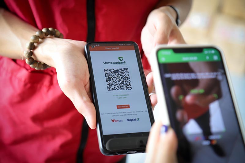 Người dùng trải nghiệm thanh toán bằng mã QR động qua app ngân hàng trên điện thoại di động (Ảnh: J&T Express). Người dùng trải nghiệm thanh toán bằng mã QR động qua app ngân hàng trên điện thoại di động (Ảnh: J&T Express).