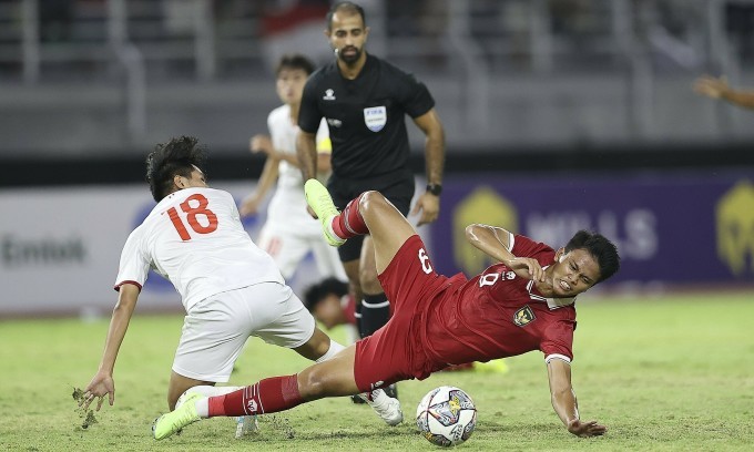 Việt Nam (áo trắng) thua Indonesia và kết thúc bảng F ở vị trí thứ hai với sáu điểm, trên sân Bung Tomo, thành phố Surabaya, Indonesia tối 18/9. (Nguồn: VFF)