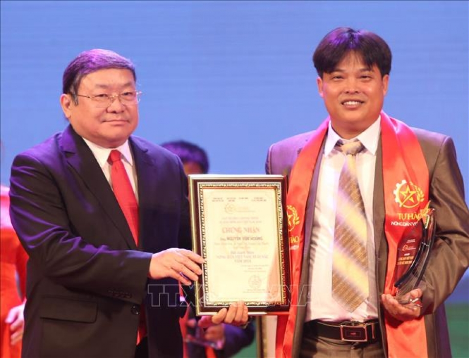 chu tich quoc hoi nguyen thi kim ngan du le ton vinh va trao tang danh hieu nong dan viet nam xuat sac 2018