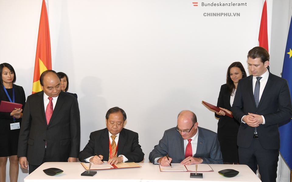 thu tuong nguyen xuan phuc va thu tuong ao tham du hop bao chung