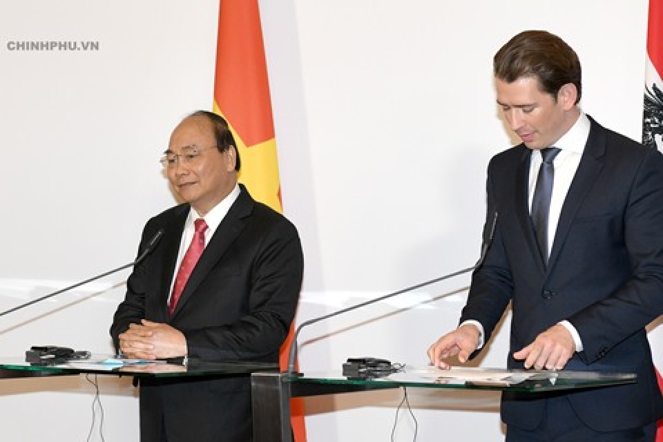 thu tuong nguyen xuan phuc va thu tuong ao tham du hop bao chung