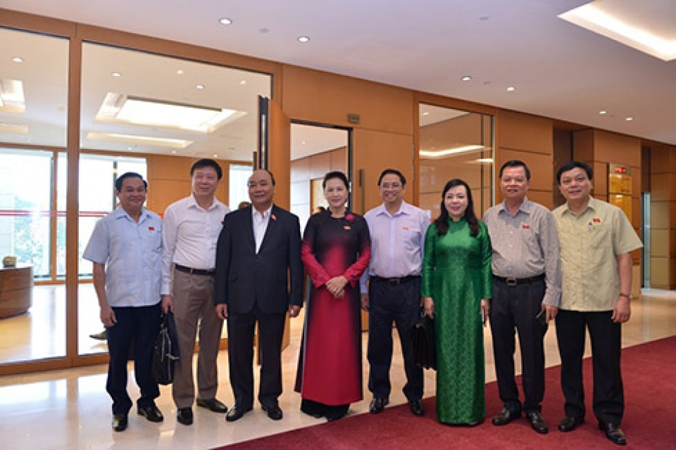 ngay dau quoc hoi tien hanh chat van va tra loi chat van