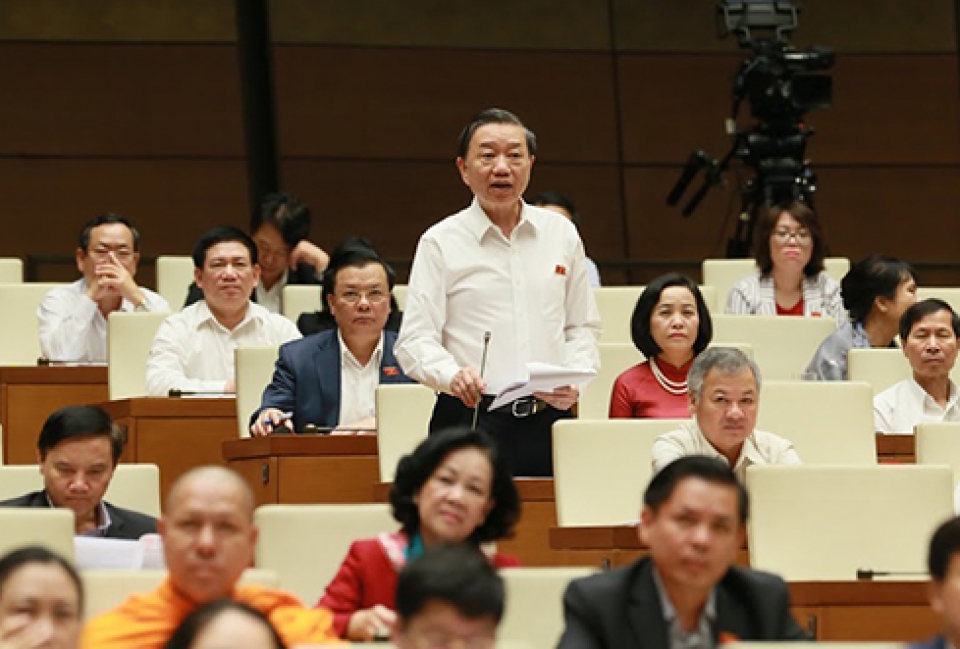 ngay dau quoc hoi tien hanh chat van va tra loi chat van