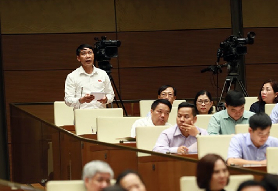 ngay dau quoc hoi tien hanh chat van va tra loi chat van