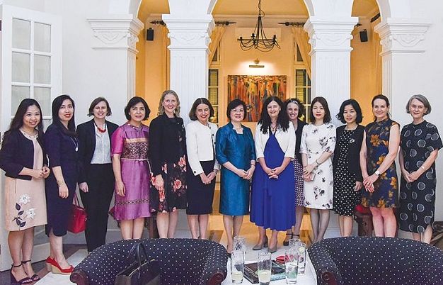 nang cao vai tro cua nu can bo doi ngoai