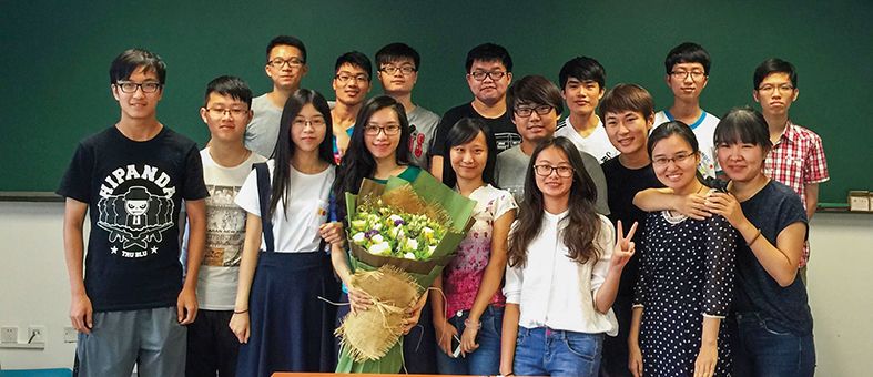 TS. Hoàng Huệ Anh và sinh viên chuyên ngành tiếng Việt tại Đại học Ngoại ngữ Bắc Kinh. TS. Hoàng Huệ Anh: Bắc Kinh - từ ngẫu nhiên đến sứ mệnh