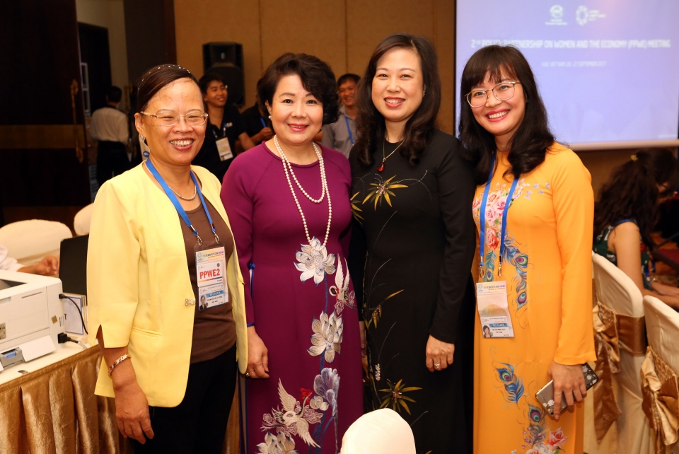 Nâng cao quyền năng kinh tế của phụ nữ trong APEC nang cao quyen nang kinh te cua phu nu trong apec