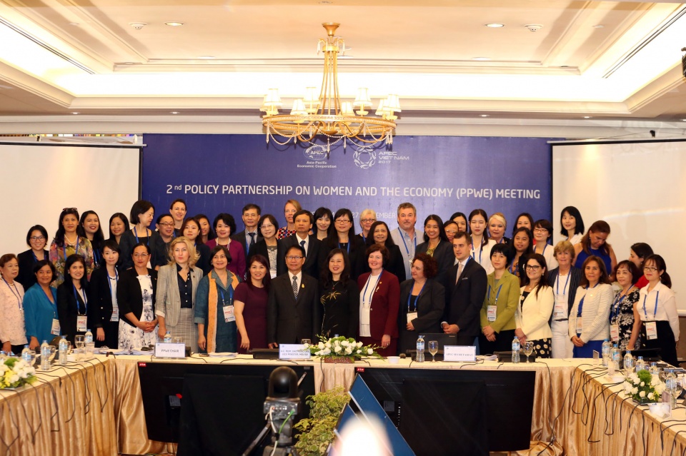 Nâng cao quyền năng kinh tế của phụ nữ trong APEC nang cao quyen nang kinh te cua phu nu trong apec
