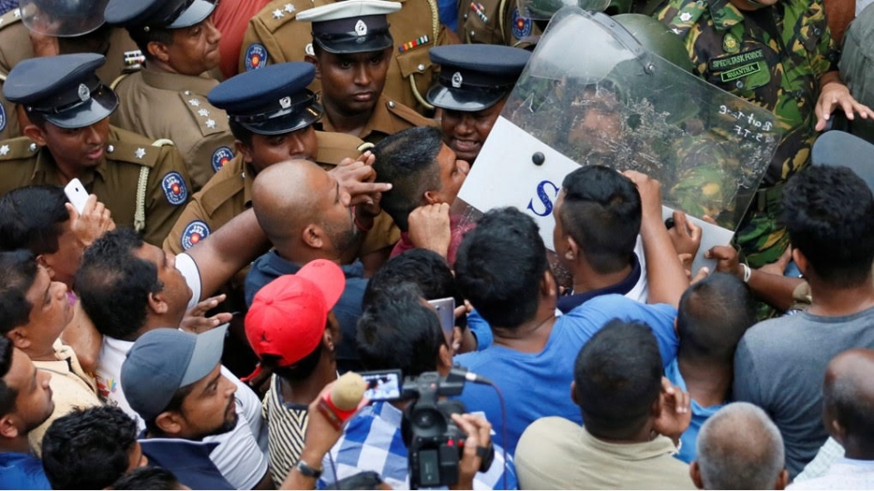 Bình luận của TG&VN: Sri Lanka chìm sâu trong khủng hoảng chính trị binh luan cua tgvn sri lanka chim sau trong khung hoang chinh tri