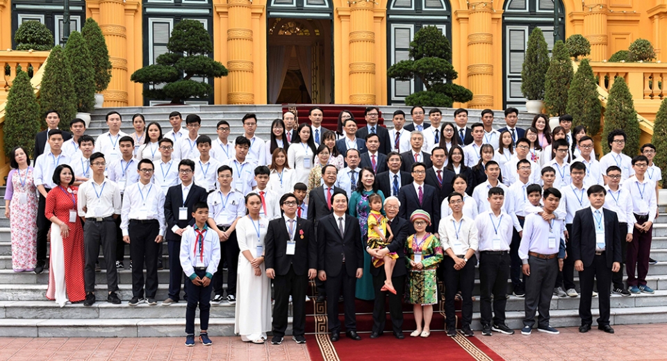 tong bi thu chu tich nuoc gap mat hoc sinh sinh vien tieu bieu xuat sac