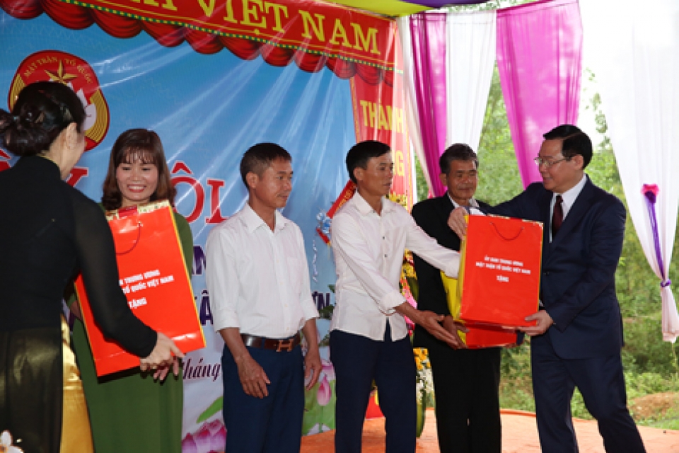 pho thu tuong chung vui ngay hoi dai doan ket o hien son nghe an