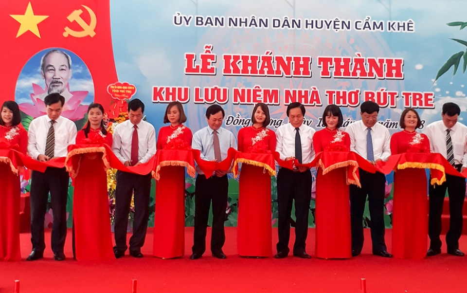 hom nay con mai voi doi but tre